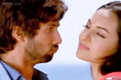 R...Rajkumar: Shake a leg with Shahid, Sonakshi in 'Saree ka fall'