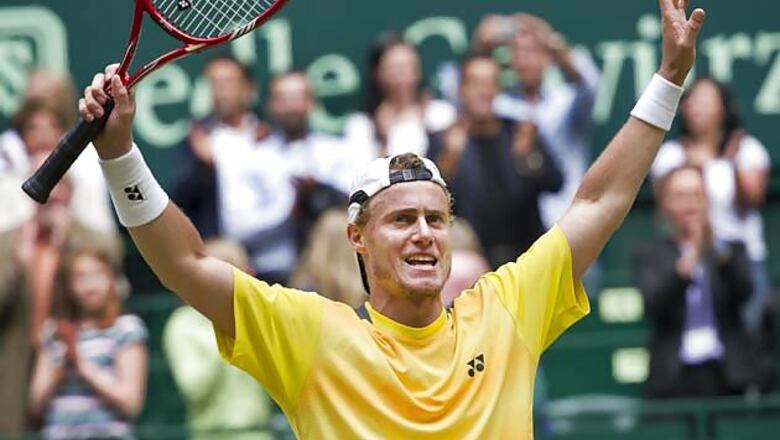 Hewitt upsets Federer in Halle final