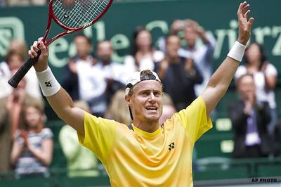 Hewitt upsets Federer in Halle final
