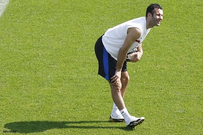 Giggs breaks Champions League appearance record