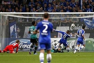 Torres scores brace as Chelsea thump Schalke