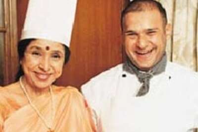 Asha Bhonsle opens restaurant in UK
