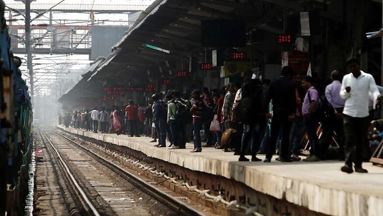As 50,000 Migrants Flee Gujarat After Rape Backlash, Sanjay Nirupam Warns 'Even Narendra Modi Will Come to Banaras'