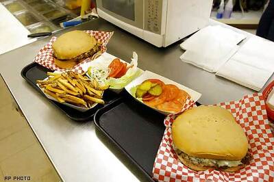 US waiter suspended for 'fat girls' comment on bill