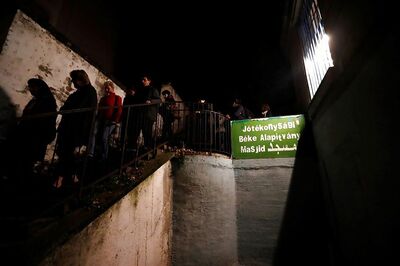 Hungarians Take Walking Tour to Overcome Fear of Muslims