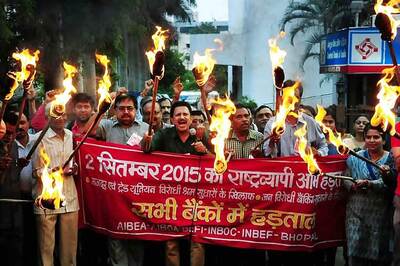 Trade Union strike affects rail, road, bank services across Kerala, Tamil Nadu, Delhi, violent clashes reported in West Bengal