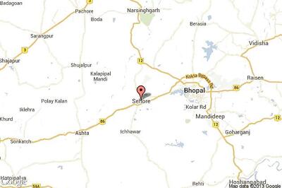 10 killed, 30 injured in tractor-lorry collision