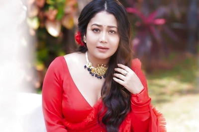 Neha Kakkar Massively Trolled for 'Fake English Accent' And 'Auto-Tuned Voice' in 'Narazgi' Video