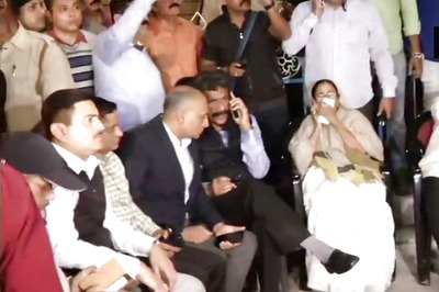 Mamata vs CBI LIVE: CM Sits on Anti-Modi Dharna, Backs Kolkata Police Chief as Cops Detain Sleuths Who Came to Quiz Him
