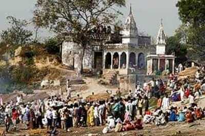 UP govt pays compensation to stampede victims