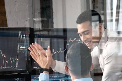 Sensex, Nifty End Flat Ahead of Powell's Jackson Hole speech; Metals, PSU Banks Gain