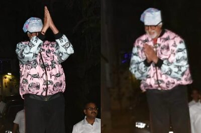 Amitabh Bachchan Folds His Hands as He Greets Fans Outside Jalsa on His Birthday; Video Goes Viral