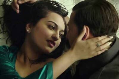 Sonakshi Sinha mentors Akshay Kumar, forgets her dance steps