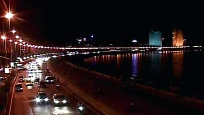 Mumbai: Enjoy a 12-course meal atop a bus on Marine Drive!