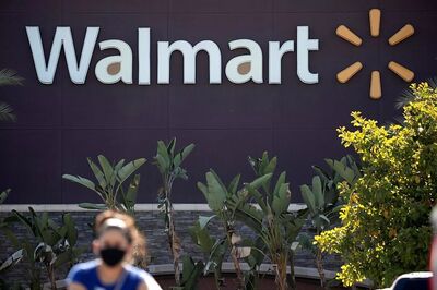 Walmart Becomes Biggest Company to Mandate Customers Wear Masks amid Covid-19 Pandemic