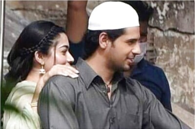 Sidharth Malhotra Gets Showered with Hoots and Whistles by Fans on Mission Majnu Sets, Watch Video