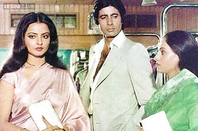 Rekha extends friendly hand to Jaya Bachchan at Screen Awards