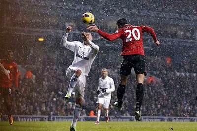 Dempsey scores late to deny Manchester United a win