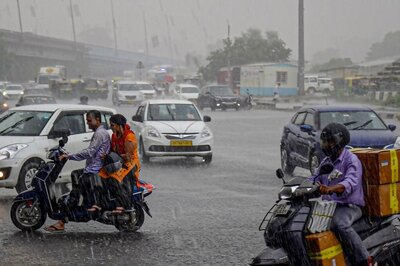 Rains Likely in TN, Odisha Among These States for Next 48 Hrs; Delhi AQI 'Severe' Again | Weather Updates