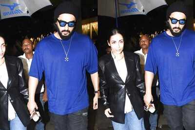 Malaika Arora and Arjun Kapoor Walk Hand In Hand As They Get Snapped; Watch
