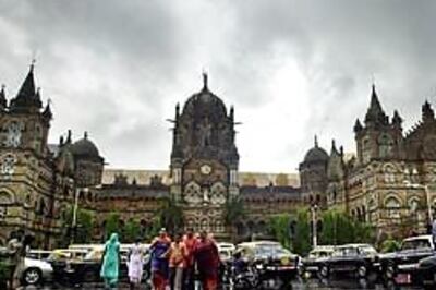 Mumbai police search hotels, lodges