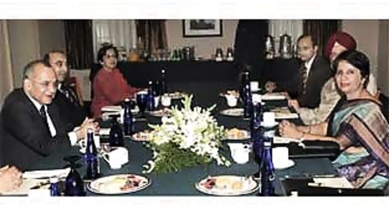 India, Pak Foreign Secys meet; discuss 26/11