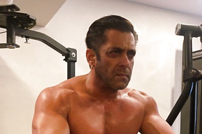 Salman Khan Flaunts His Muscular Physique In Latest Pic; Fans Call Him 'Fitness Icon'