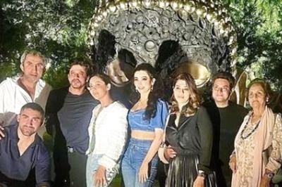 Shah Rukh Khan, Gauri Khan Pose With Close Friends as They Spend a 'Fun Evening' in Delhi, See Pic