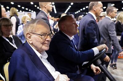 Warren Buffett Surprises By Slashing Berkshire Hathaway's Longtime Apple Stake In 2nd Quarter