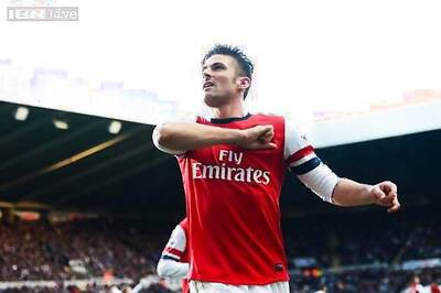 Giroud fit for Arsenal but Wenger still seeks new striker