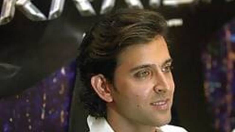 Hrithik plays peek-a-boo with fans