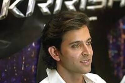 Hrithik plays peek-a-boo with fans