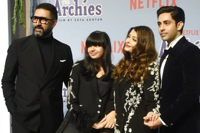 Aishwarya Rai Calls Shweta Bachchan's Son Agastya To Pose With Her, Abhishek Bachchan; Video Goes Viral