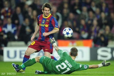 Champions League: Messi shines for Barca