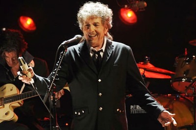 Bob Dylan Guitar Fetches Half A Million Dollars At Celebrity Auction