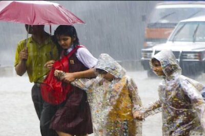 Tamil Nadu CM Takes Stock of Monsoon Situation; Schools, Colleges Asked to Declare Holiday on Oct 15