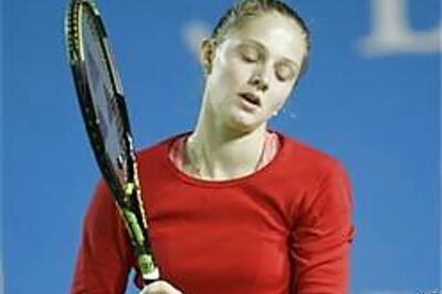 Sharapova blows away Chakvetadze, enters final