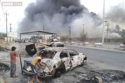 Insurgents take two more Iraqi towns, Obama threatens air strikes