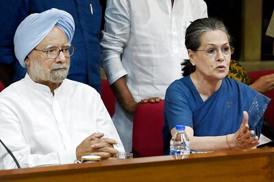 Sonia Meets Manmohan, Cong Unlikely to Attend GST Launch in Parliament