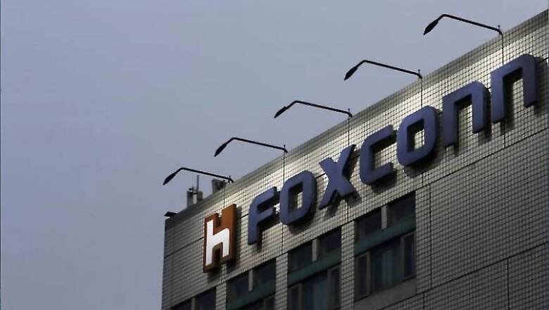 Apple, Dell part of Foxconn's bid for Toshiba chip business