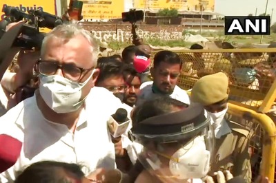 'What Jungle Raj is This?' TMC Says Its MPs Stopped 1.5 km from Hathras Rape Victim's Home, Manhandled