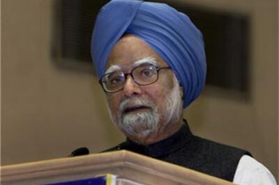 Manmohan congratulates Obama, invites him to India