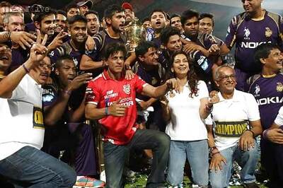 Near-stampede outside Eden Gardens, Shah Rukh Khan's flight delayed