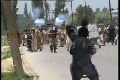 Two injured in fresh clashes in Kashmir