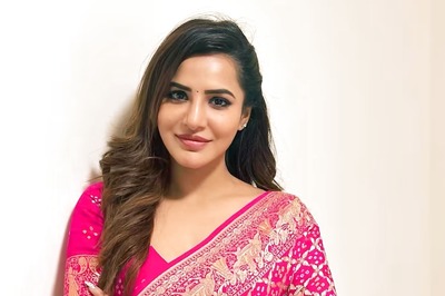 Telugu Actress Ashu Reddy Looks Pretty In Pink In This Elegant Saree; See Pics