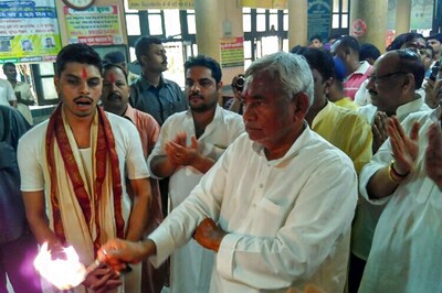 Elections fail to dampen the spirit of Durga Puja devotees, lakhs throng pandals in Patna