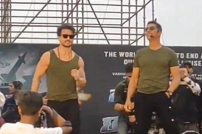 Bade Miyan Chote Miyan: Chappals Thrown at Akshay-Tiger Event, Cops Resort to Lathi Charge | Watch