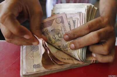 Rupee hits 5-month low of 61.74 intraday ; ends 7 paise up Vs dollar