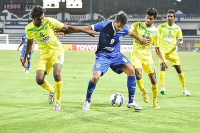 Indian footballers should get best training facilities to improve: Robin Singh