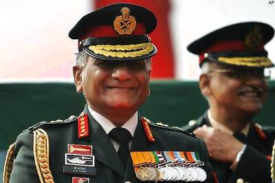 Army Chief meets Pranab ahead of SC hearing